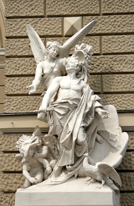 Одесса _Скульптурная композиция у входа в театр оперы и балета, олицетворяющая Комедию