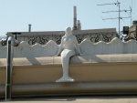 Одесса _ Скульптура на крыше здания в парке