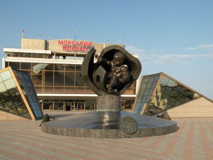 Одесса, Украина, возле морского вокзала _Скульптура ”Золотое дитя”