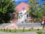 Киев _ Памятник киевскому князю Ярославу Мудрому  возле административного корпуса МАУП