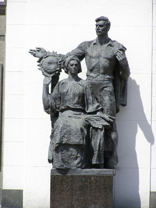 Киев. Скульптуры у здания Верховного Совета Украины