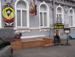 Киев _ Скульптура возле входа в ресторан єврейской кухни "Цимес"