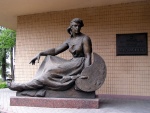 Киев _ Скульптура возле входа в Киевский художественно-производственный комбинат "Художник"