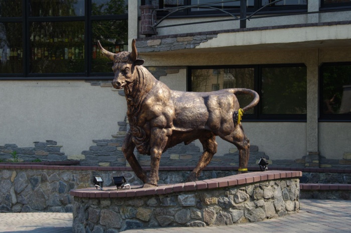 Киев _ Скульптура быка возле ресторана