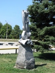 Камень и памятный знак на месте будущего памятника В.С.Высоцкому