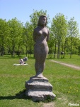 Санкт-Петербург _ Скульптура в Муринском парке "Девушка"