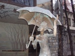 Москва, Садовая Черногрязская, 13_ Скульптура. Девочка с зонтиком