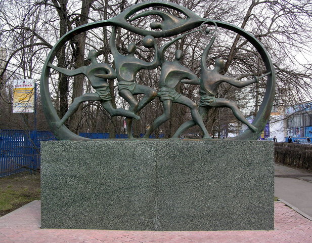 Москва _ Скульптурная композиция. Спортсмены