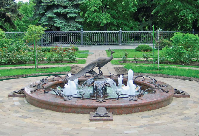 Москва, Кремль (Сквер Тайницкого сада)_ Фонтан_Скульптура "Птица счастья"