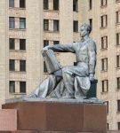 Москва _ Скульптура перед входом в Главное здание МГУ
