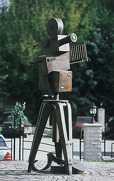 Москва, ул. Мосфильмовская_ Скульптура. Кинокамера