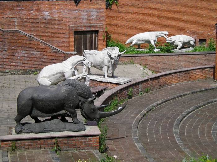 Москва_ Скульптуры во дворе палеонтологического музея