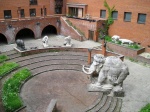 Москва_ Скульптуры во дворе палеонтологического музея