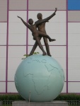 Памятник Л.Пахомовой и А.Горшкову - олимпийским чемпионам по фигурному катанию