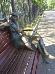 На бульваре Любы Новоселовой _ Скульптура на скамейке. Дама с собачкой (другой ракурс)