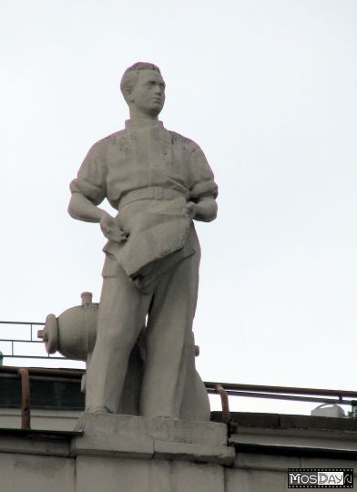 Москва _ Скульптуры над фасадом Российской Государственной Библиотеки