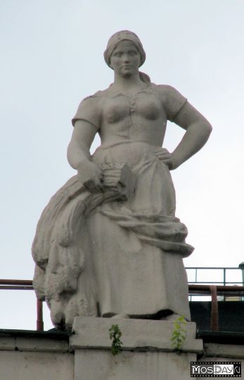 Москва _ Скульптуры над фасадом Российской Государственной Библиотеки