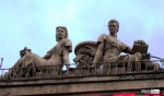 Москва _ Скульптура на крыше здания отеля "Советский", над входом в театр "Ромэн".