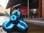 Берлин  "Balloon Flower" by Jeff Koons