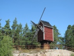 Ветряная мельница очень живописно смотрится