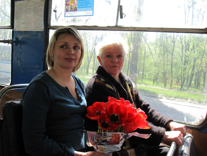 В троллейбусе. Едем на кладбище навестить всех наших родных и близких