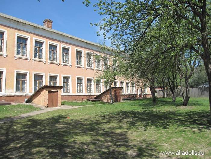 Школа № 10. Вид со стороны, противоположной фасаду
