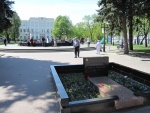 Сквер имени Попудренко. Вдали - "поющий" фонтан. На переднем плане - могила Попудренко