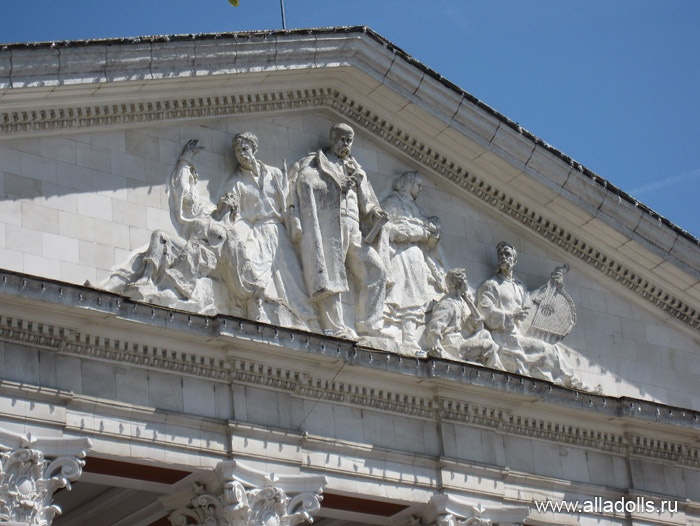 Черниговский областной академический украинский музыкально-драматический театр им. Т.Г.Шевченко. Фронтон.