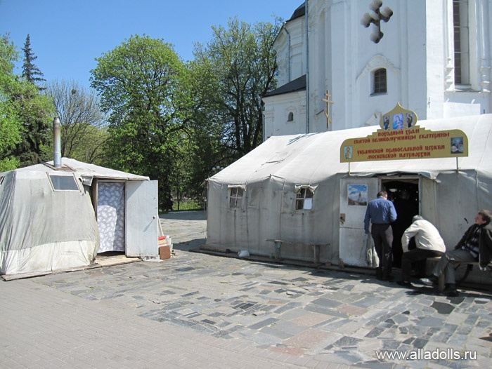 У Екатерининской церкви