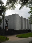 Скульптура возле музея им. Коцюбинского