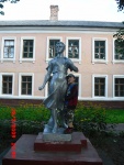Памятник Зое Космодемьянской во дворе школы № 10, носящей ее имя