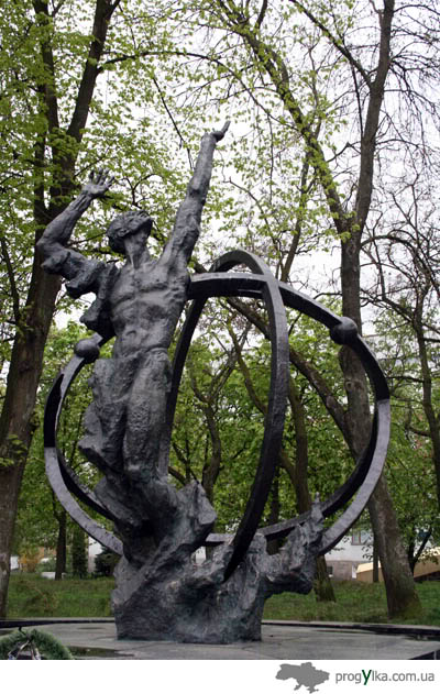 Памятник жертвам Чернобыля на аллее героев