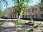 Памятник Зое Космодемьянской во дворе школы № 10, носящей ее имя