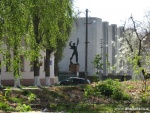 Скульптура возле музея им. Коцюбинского