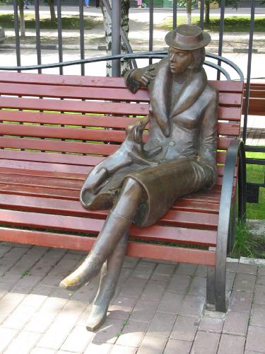 На бульваре Любы Новоселовой _ Скульптура на скамейке. Дама с собачкой