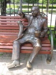 На бульваре Любы Новоселовой _ Скульптура на скамейке