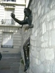 “Человек, проходящий сквозь стену” _  Париж, Франция.
