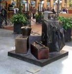 Памятник рассеянному пассажиру у вокзала Сен-Лазар в Париже ( другой вариант «Вечная камера хранения»).