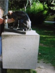 Памятник бездомной собаке в зоопарке Барселоны