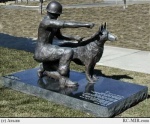 Стримвуд, Чикаго Бронзовый монумент был установлен в мае 2001 года, скульптор Энтони Квикл.