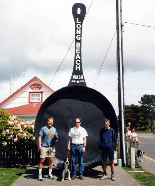 США, штат Техас. Памятник сковородке в г. Long Beach.