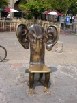 Гвадалахара, Мексика . Весьма необычный стул с ушами.