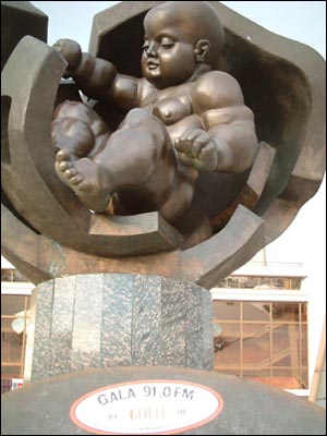 Одесса, Украина, возле морского вокзала _Скульптура ”Золотой мальчик”