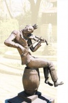 Скульптурная композиция «Памятник Сашке-музыканту»