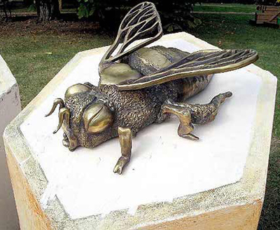 Москва _ Памятник пчеле