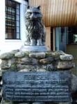 Шотландия _Памятник кошке Таузер на территории завода по производству виски