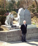 Mr. Jitaro Nakagawa, Президент National Akita Club в Японии у дома Хатико в Одате